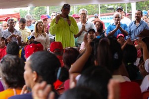 El titular del Minea, Ernesto Paiva, participó en una asamblea de la comunidad de Playa Grande. (Foto / Javier Campos)