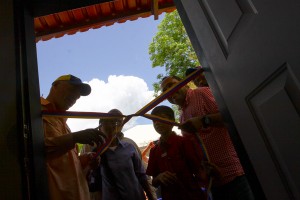 El ministro Ernesto Paiva, el secretario de Gobierno de Monagas y el Poder Popular, realizan el despeje de la cinta inaugural. (Foto / Javier Campos).