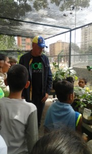 El titular del Minea, Ernesto Paiva, junto con los estudiantes en el vivero. (Foto / María A. Romero)