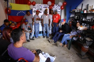 El ministro Ernesto Paiva, compartió con los integrantes de la Sala de Gestión Comunitaria del Agua del Corredor Catia Sur I. (Foto / Harrison Ruíz)
