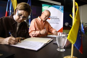 El ministro Ernesto Paiva y la rectora de la UBV, durante la firma del convenio. (Foto Harrison Ruíz)