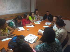 El presidente de Hidrolago, Danny Pérez, escucha los planteamientos de la comunidad.