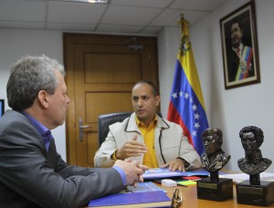 El ministro Ramón Velásquez Araguayán, se reunión con el representante del PNUD en Venezuela, Peter Grohmann. (Foto / Pedro Delgado)