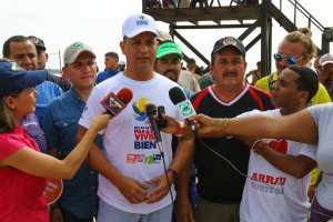 El ministro Velasquez Araguayán invitó a los temporadistas a disfrutar de los espacios y cuidar la naturaleza. (Foto / Harrison Ruíz)