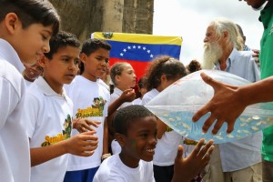 Jóvenes integrantes de Las Brigadas Juveniles Agrourbanas y Ecologistas del colegio José Manuel Alverez participaron en la liberación. (Foto / Harrison Ruíz)