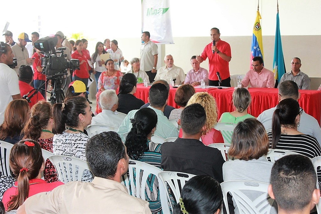El ministro Ramón Velásquez Araguayán se dirige a los asistentes