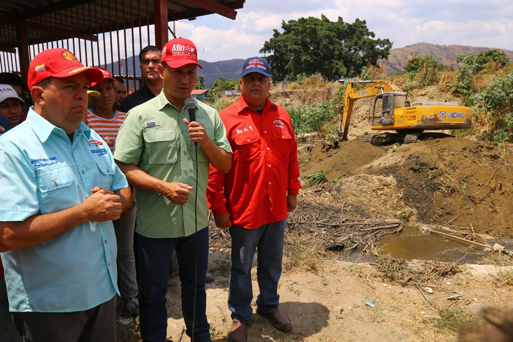 El titular del Minea, Ramón Velásquez Araguayán, estuvo en el inicio de los trabajos. (Foto / Harrison Ruíz)